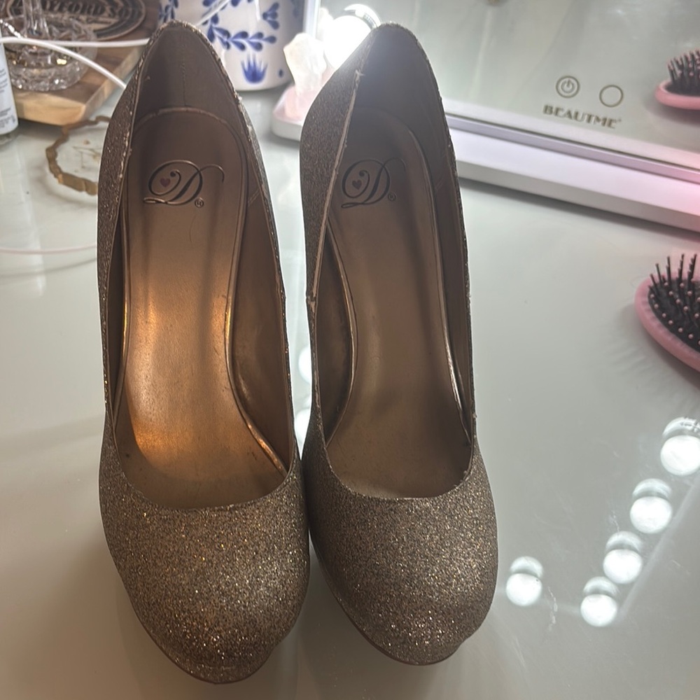 Elegant Gold Glitter Pumps